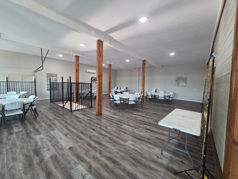 11457 Dennis Rd, Dallas, TX à louer - Photo intérieure – Image 2 sur 10