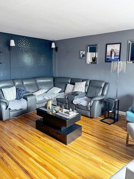 3117 79th St, East Elmhurst, NY à vendre - Photo de l’immeuble – Image 3 sur 7