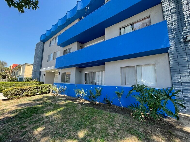 8070 Langdon Ave, Van Nuys, CA à vendre - Photo de l’immeuble – Image 2 sur 10