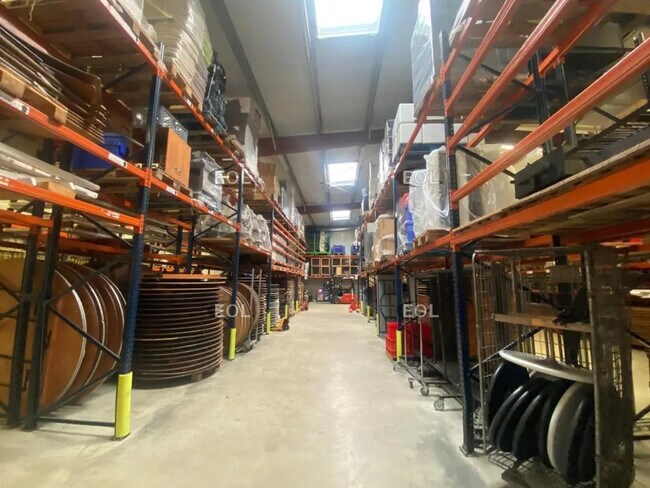 Plus de détails pour Local d'activités à louer