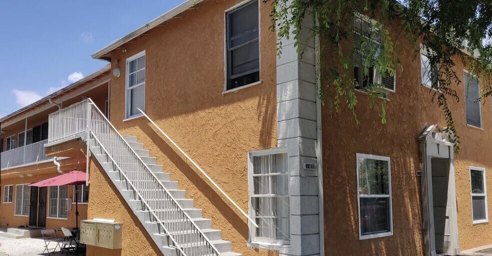 2219-2221 Pine Ave, Long Beach, CA à vendre - Photo de l’immeuble – Image 2 sur 8
