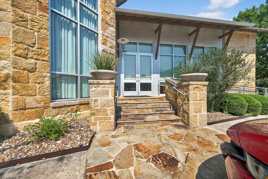 16023 Via Shavano, San Antonio, TX à vendre - Photo de l’immeuble – Image 3 sur 18