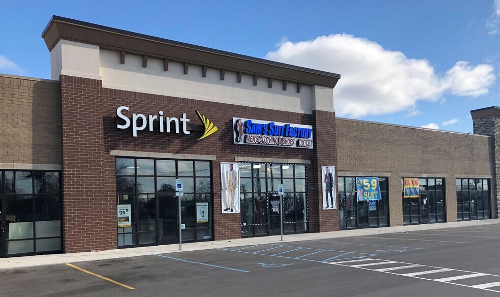 8 Mile Rd, Hazel Park, MI à louer - Photo de l’immeuble – Image 3 sur 5