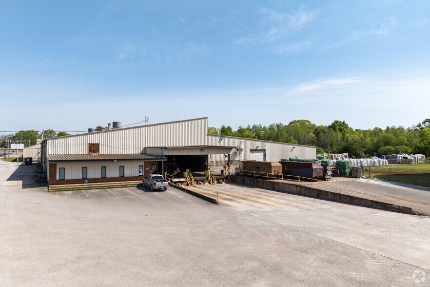 15894 Lucas Ferry Rd, Athens, AL à louer - Photo de l’immeuble – Image 1 sur 8