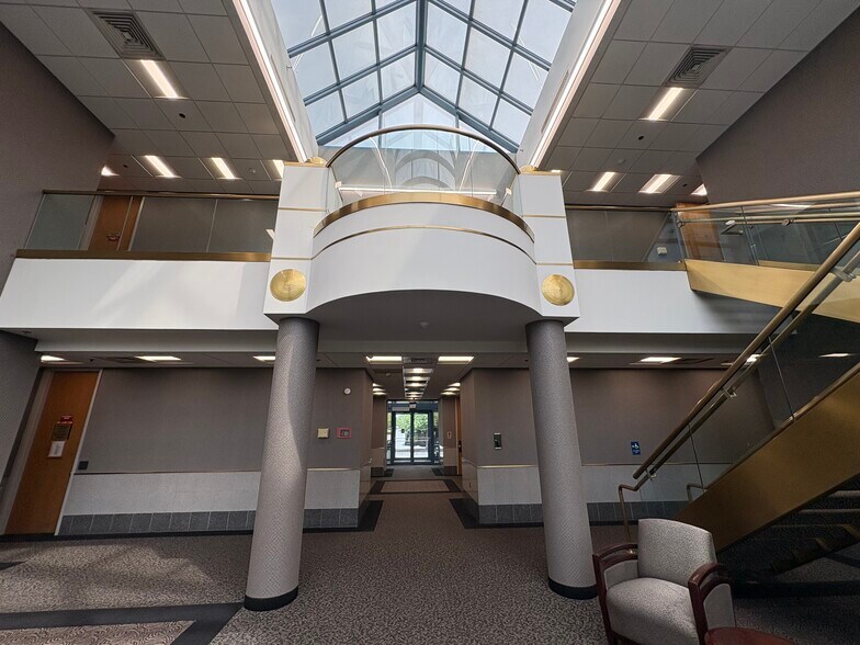 105 Raider Blvd, Hillsborough, NJ à louer - Hall d’entrée – Image 3 sur 5