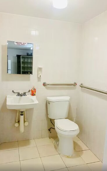 1603 Francis Lewis Blvd, Whitestone, NY à louer - Photo de l’immeuble – Image 2 sur 5