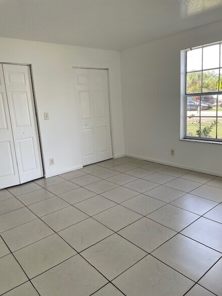 Three Units in West Palm Beach, FL portefeuille de 3 biens à vendre sur LoopNet.fr - Photo intérieure – Image 3 sur 15