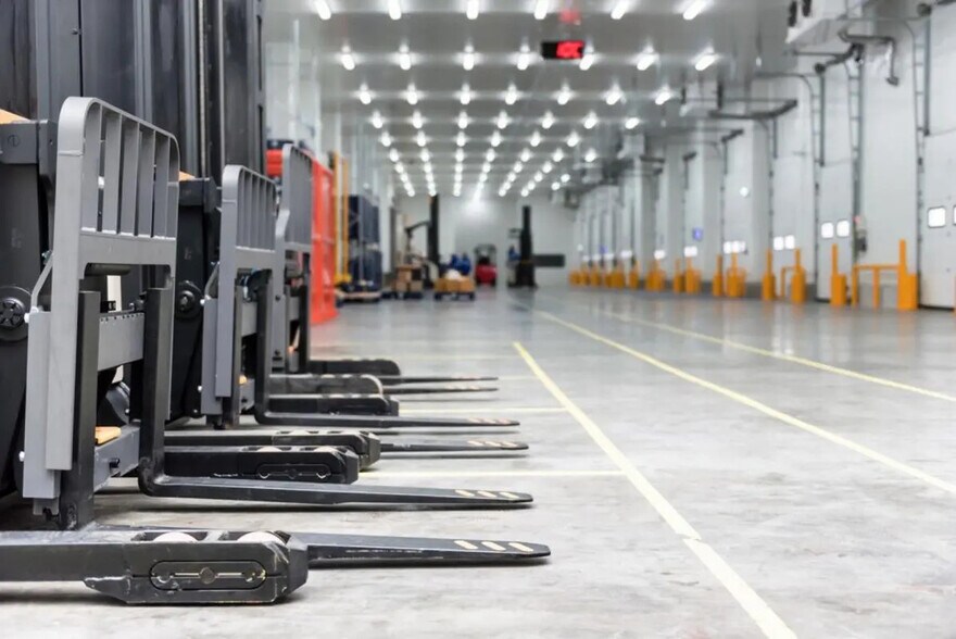 Industriel/Logistique dans Signes à vendre - Photo de l’immeuble – Image 2 sur 5