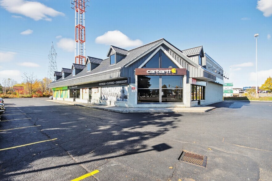 595 W Hunt Club Rd, Ottawa, ON à vendre - Photo de l’immeuble – Image 3 sur 7