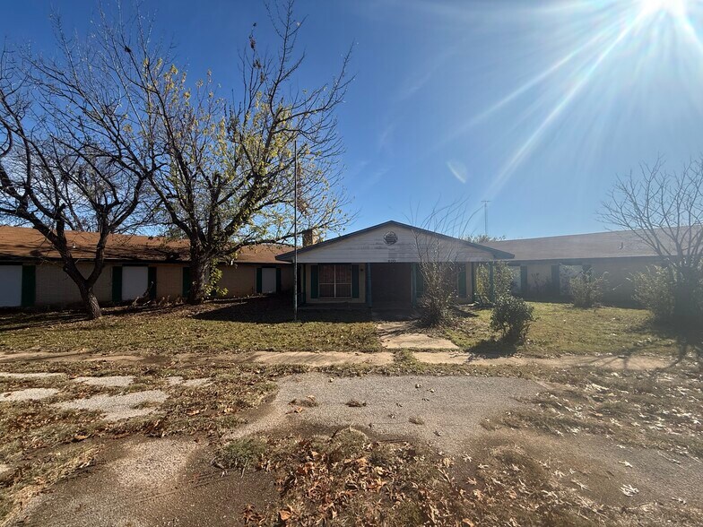 600 E California Ave, Walters, OK à vendre - Photo de l’immeuble – Image 2 sur 48