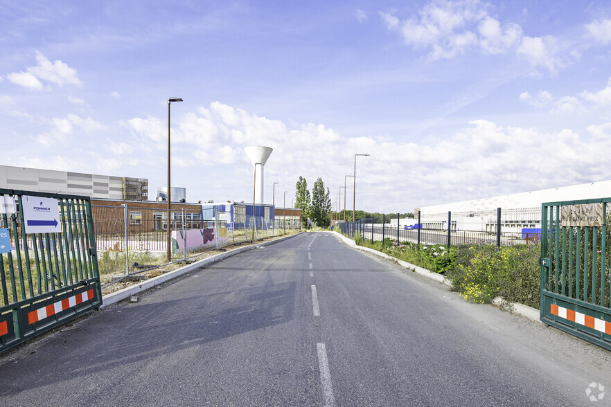 Industriel/Logistique dans Beauchamp à louer - Photo de l’immeuble – Image 2 sur 2