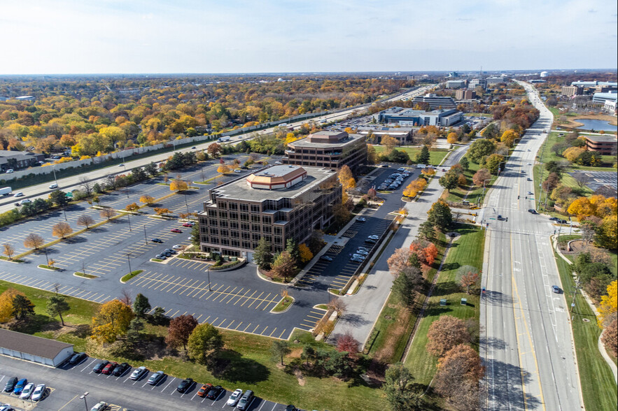 2441 Warrenville Rd, Lisle, IL à louer - Photo de l’immeuble – Image 2 sur 12