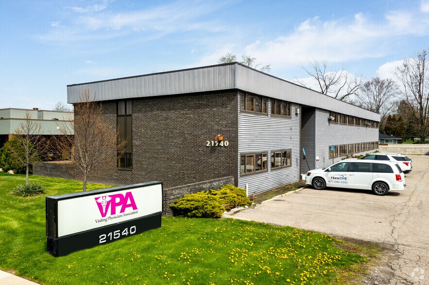 21540 W 11 Mile Rd, Southfield, MI à louer - Photo de l’immeuble – Image 1 sur 25