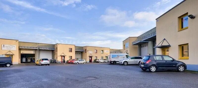 Bureau dans Pontault-Combault à louer - Photo de l’immeuble – Image 3 sur 7