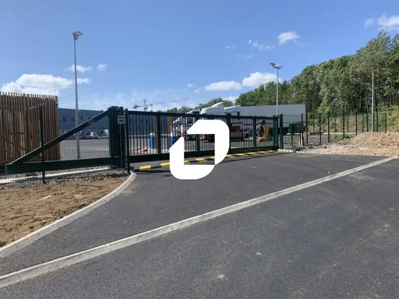 Local d’activités dans Tilloy-lès-Mofflaines à louer - Photo de l’immeuble – Image 1 sur 5