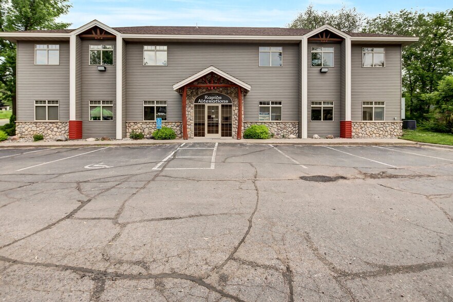 621 N Benton Dr, Sauk Rapids, MN à louer - Photo de l’immeuble – Image 1 sur 24
