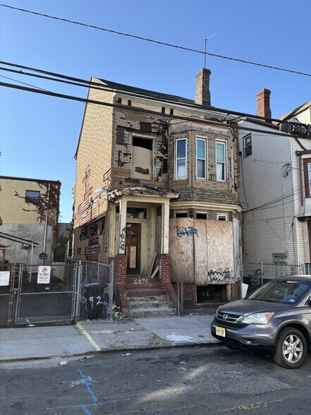 90 Madison St, Paterson, NJ à vendre - Photo de l’immeuble – Image 2 sur 5