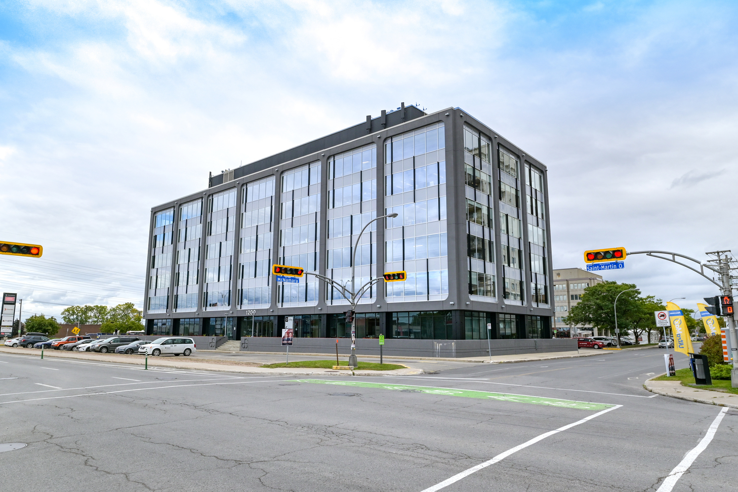 1200 Boul Saint-Martin O, Laval, QC à louer Photo de l’immeuble– Image 1 sur 11