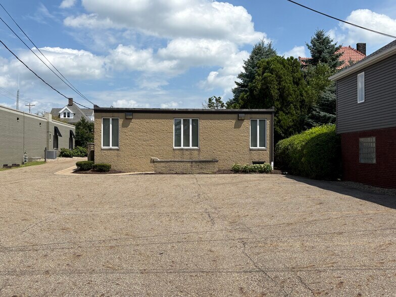 309 S Chapel St, Louisville, OH à vendre - Photo de l’immeuble – Image 2 sur 36