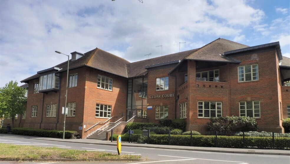 Guilford Rd, Leatherhead à louer - Photo de l’immeuble – Image 1 sur 3
