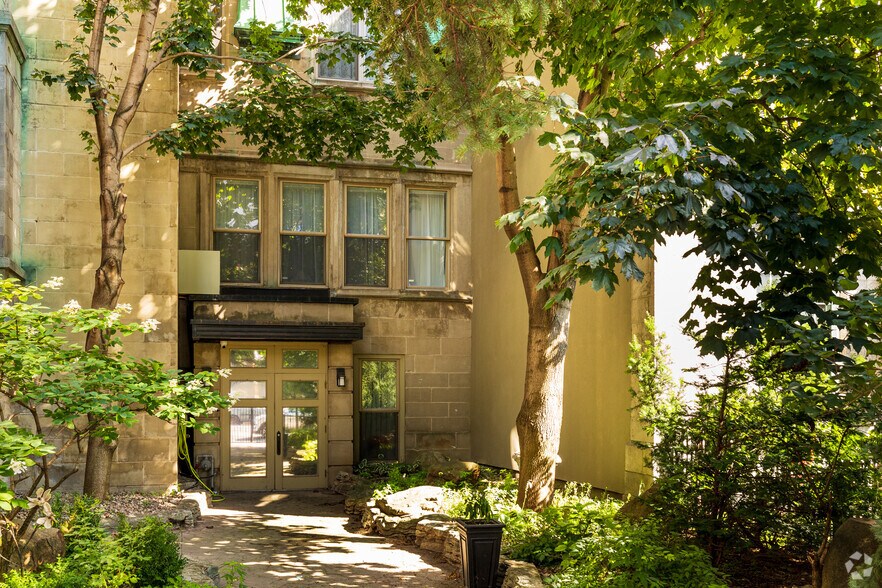 434-438 Rue Sherbrooke E, Montréal, QC à louer - Photo de l’immeuble – Image 3 sur 3