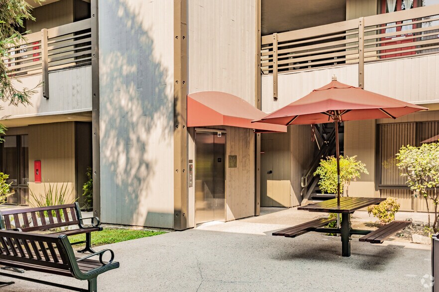 1370 N Brea Blvd, Fullerton, CA à louer - Photo de l’immeuble – Image 3 sur 5