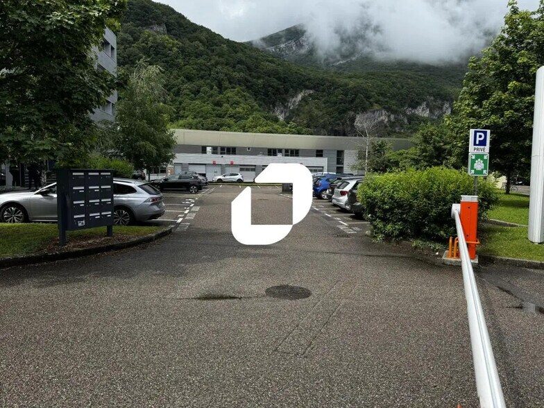 Bureau dans Fontaine à louer - Photo de l’immeuble – Image 3 sur 10