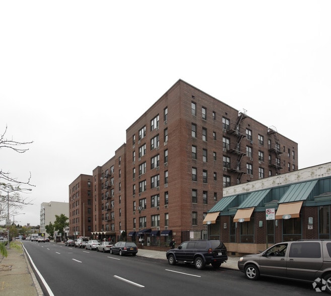 8635 Queens Blvd, Elmhurst, NY à louer - Photo principale – Image 3 sur 10