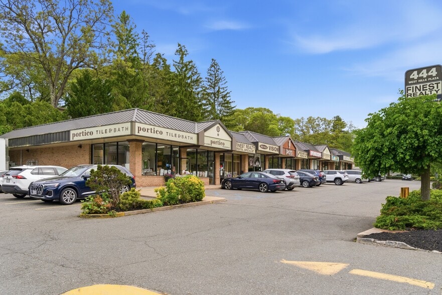 444 W Jericho Tpke, Huntington, NY à vendre - Photo principale – Image 2 sur 14