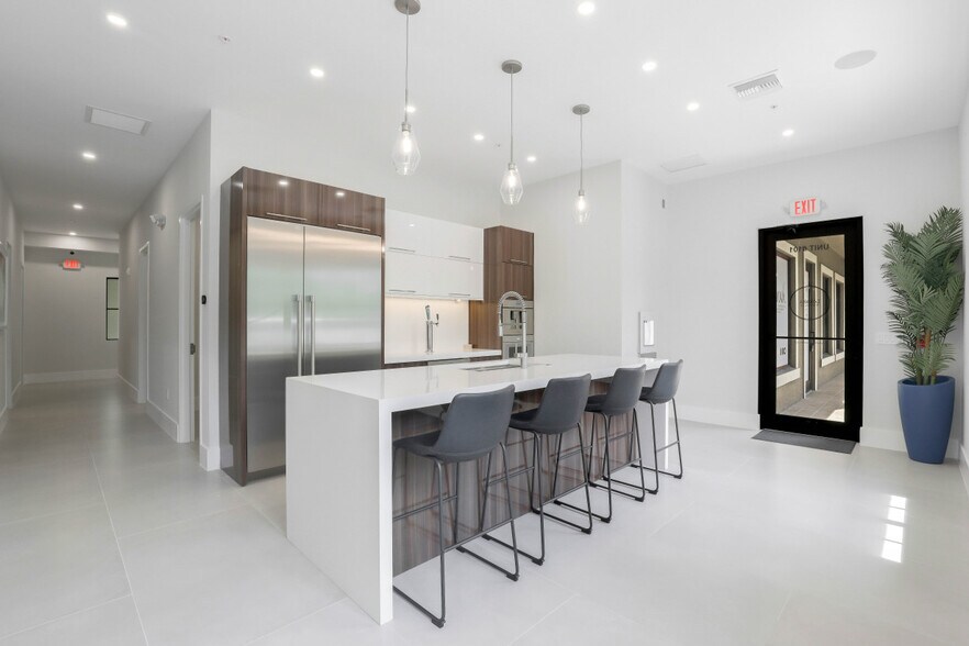 28089 Vanderbilt Dr, Bonita Springs, FL à vendre - Photo intérieure – Image 2 sur 34