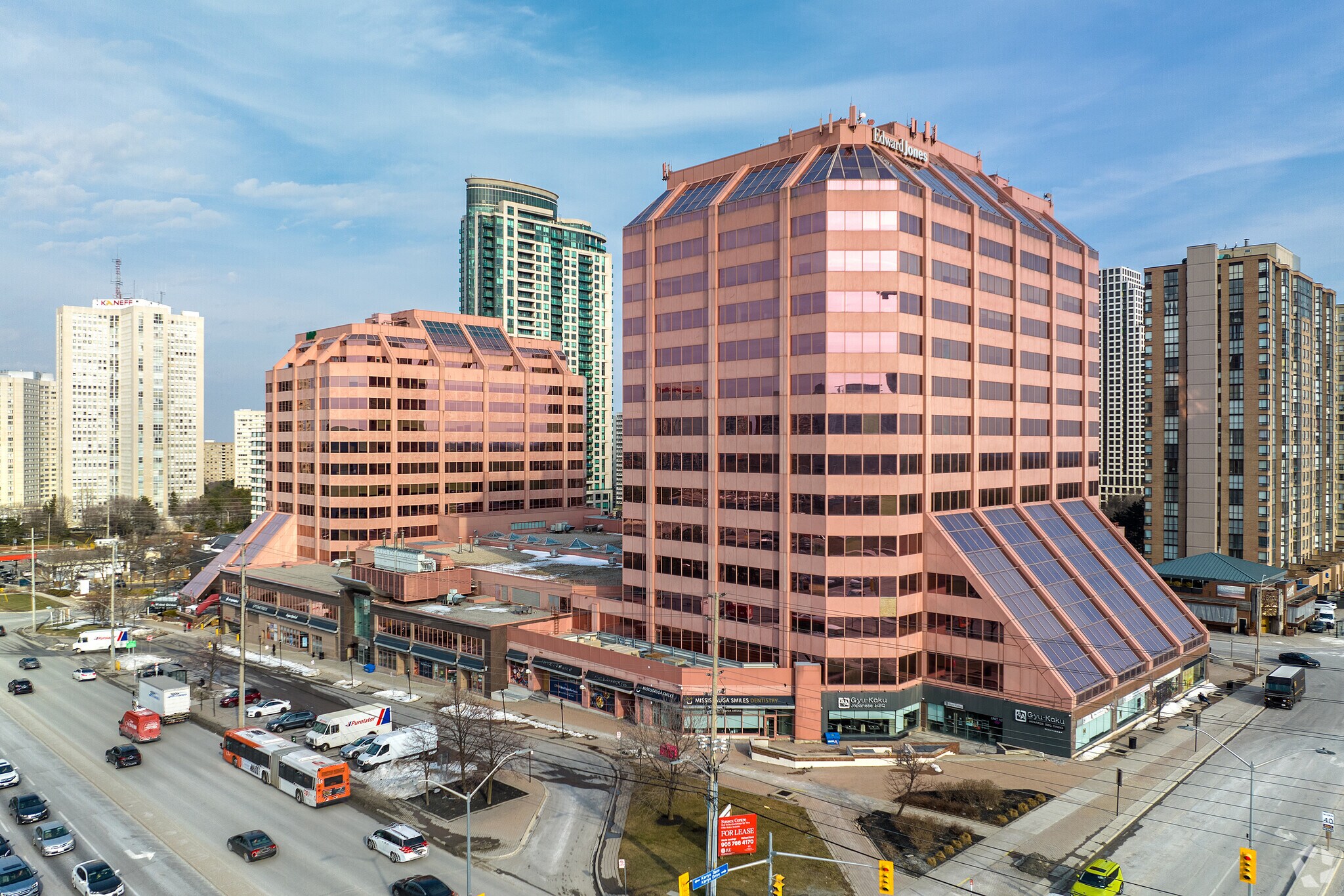 90 Burnhamthorpe Rd W, Mississauga, ON à louer Photo de l’immeuble– Image 1 sur 8
