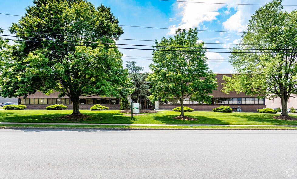 10 York Ave, West Caldwell, NJ à louer - Photo de l’immeuble – Image 2 sur 7