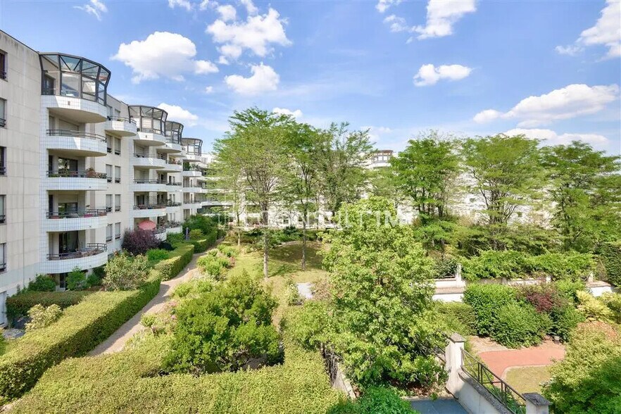 Bureau dans Suresnes à vendre - Photo de l’immeuble – Image 2 sur 9