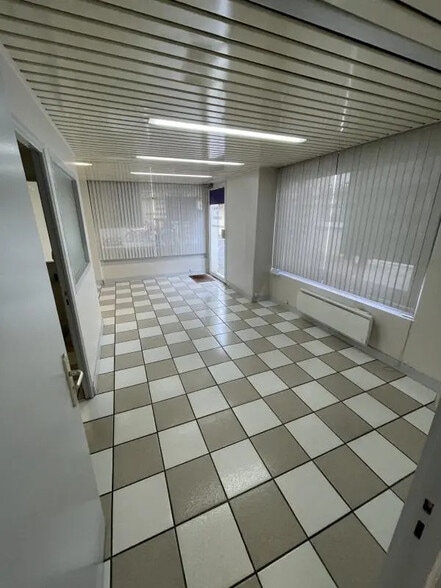 Local commercial dans Rueil-Malmaison à louer - Photo intérieure – Image 2 sur 11