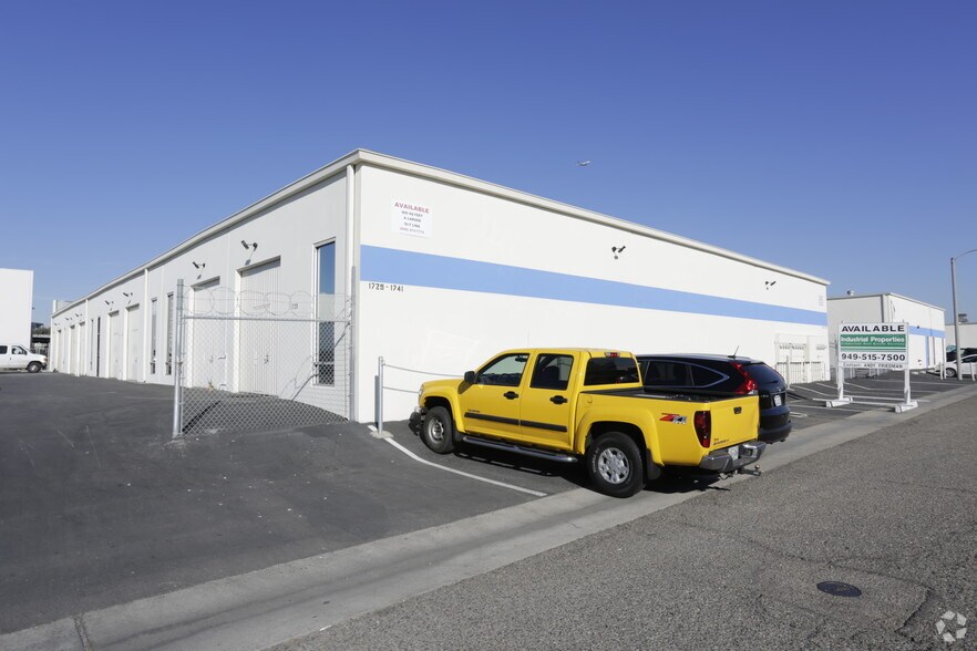 1715-1753 E Borchard Ave, Santa Ana, CA à louer - Photo de l’immeuble – Image 2 sur 7