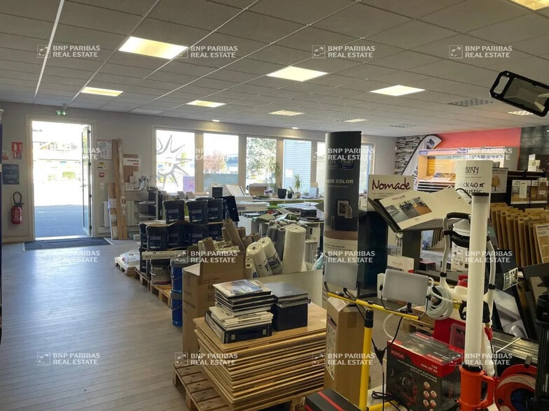 Local d’activités dans Ingré à louer - Photo de l’immeuble – Image 2 sur 7