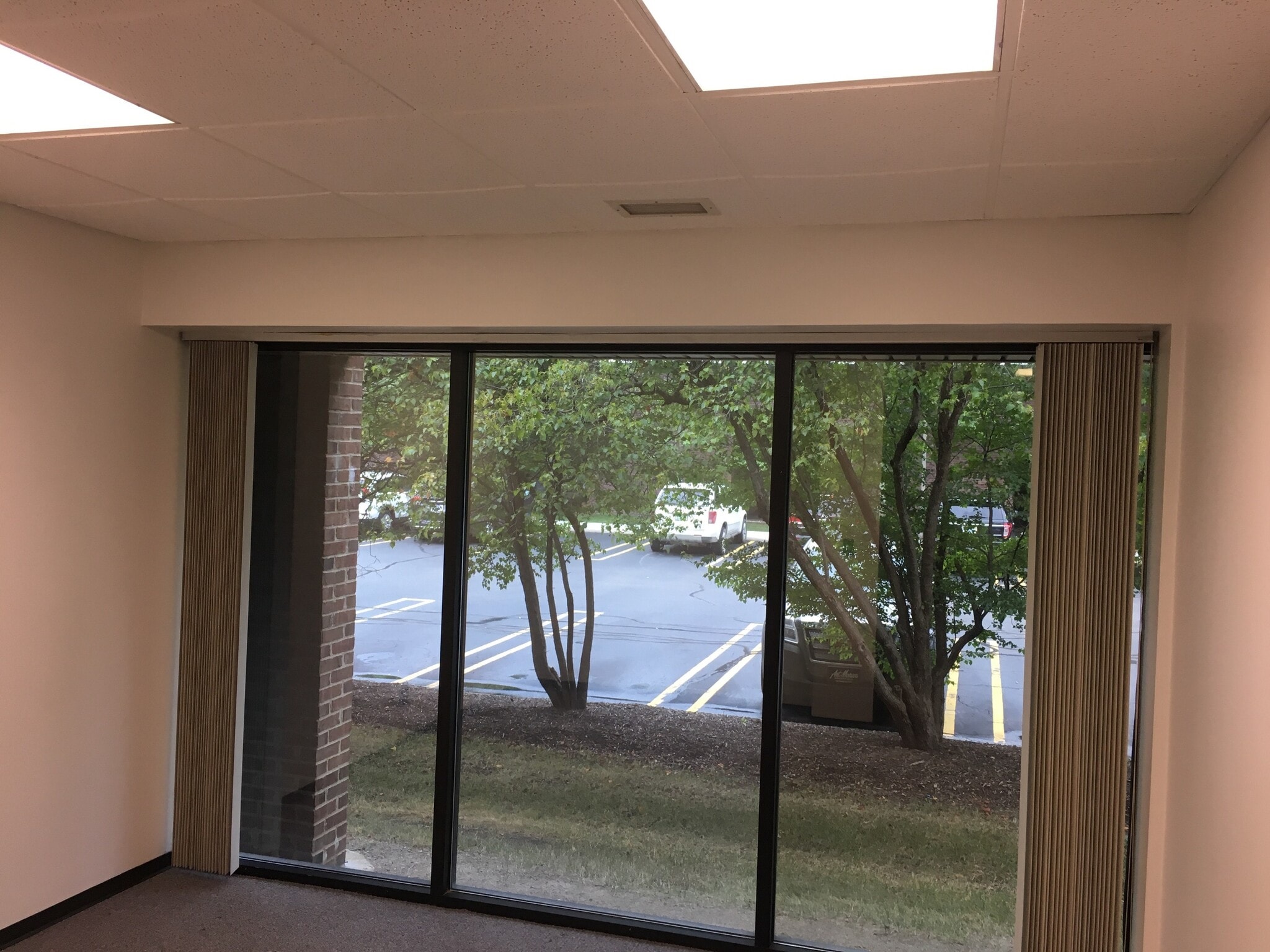 39111 W 6 Mile Rd, Livonia, MI à louer Photo intérieure– Image 1 sur 1