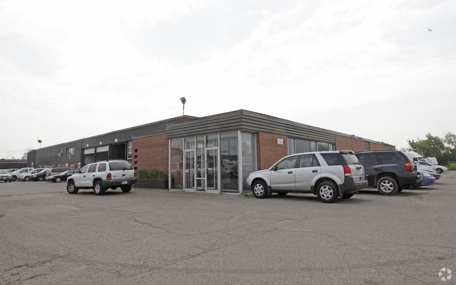 36 Rutherford Rd S, Brampton, ON à vendre - Photo principale – Image 1 sur 2