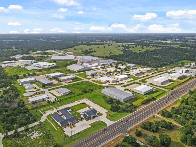 5998 Imperial Loop, College Station, TX à vendre - Photo de l’immeuble – Image 2 sur 22