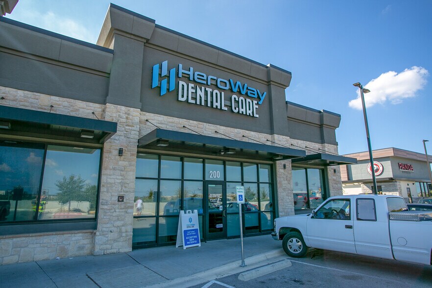 821 N Highway 183, Leander, TX à vendre - Photo de l’immeuble – Image 2 sur 4