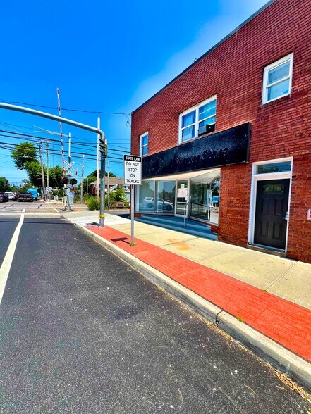 21-23 Indian Head Rd, Kings Park, NY à louer - Photo de l’immeuble – Image 2 sur 10