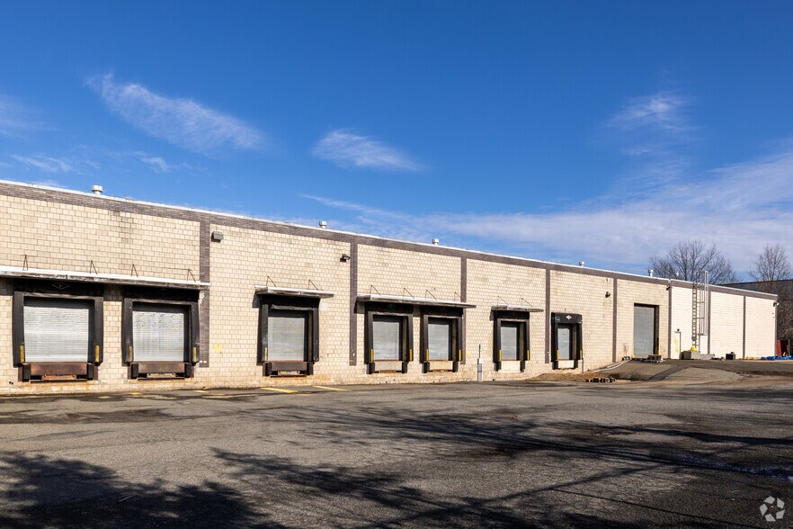 7-10 Cragwood Rd, Avenel, NJ à vendre - Photo de l’immeuble – Image 3 sur 4