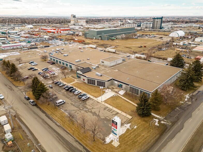 450 31st St N, Lethbridge, AB à louer - Photo de l’immeuble – Image 1 sur 6