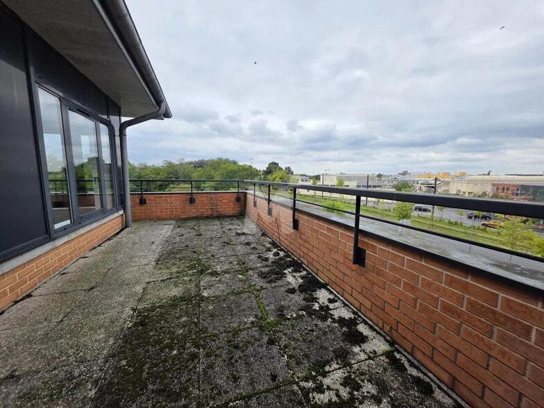 Bureau dans Évry-Courcouronnes à vendre - Photo de l’immeuble – Image 2 sur 11