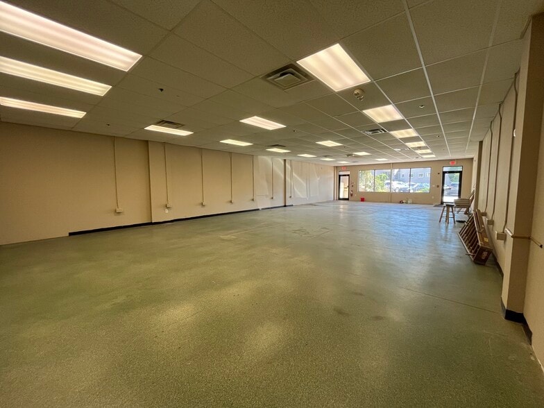 1401 Douglas Ave, North Providence, RI à louer - Photo de l’immeuble – Image 3 sur 10
