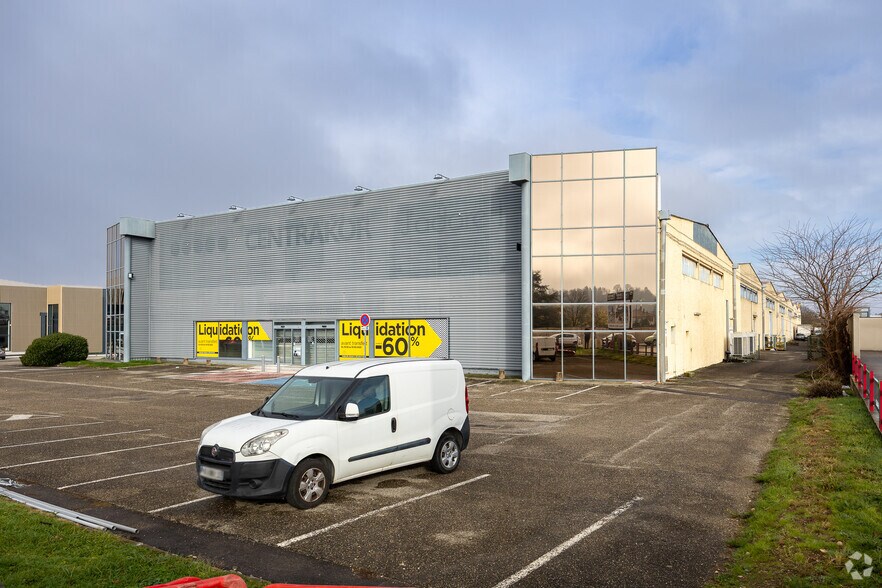 Local commercial dans Saint-Bonnet-de-Mure à louer - Photo de l’immeuble – Image 2 sur 6