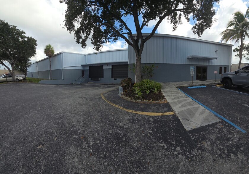 12100 SW 129th Ct, Miami, FL à louer - Photo de l’immeuble – Image 1 sur 8