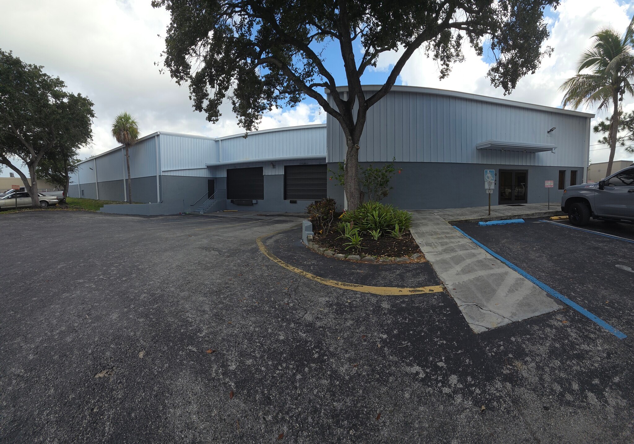 12100 SW 129th Ct, Miami, FL à louer Photo de l’immeuble– Image 1 sur 9