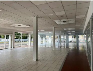 Local d’activités dans Vénissieux à louer - Photo de l’immeuble – Image 2 sur 7