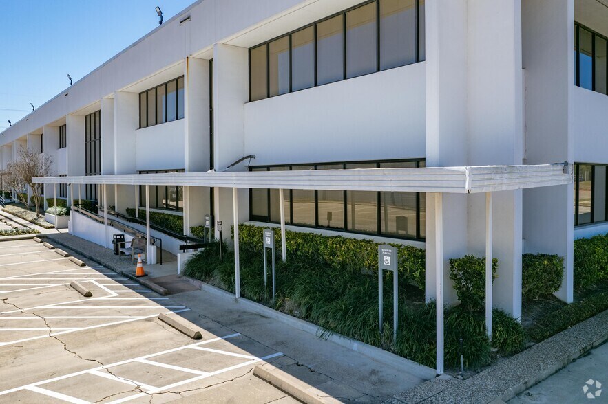 16650 Greenbriar Plaza Dr, Houston, TX à louer - Photo de l’immeuble – Image 2 sur 5